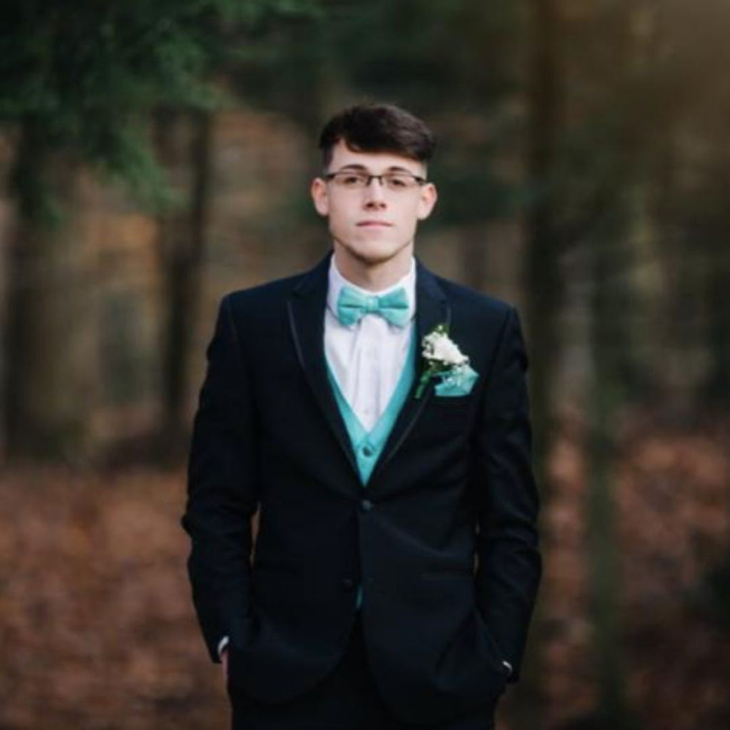 A Complete Guide to Choosing the Best Prom Outfit for Guys
