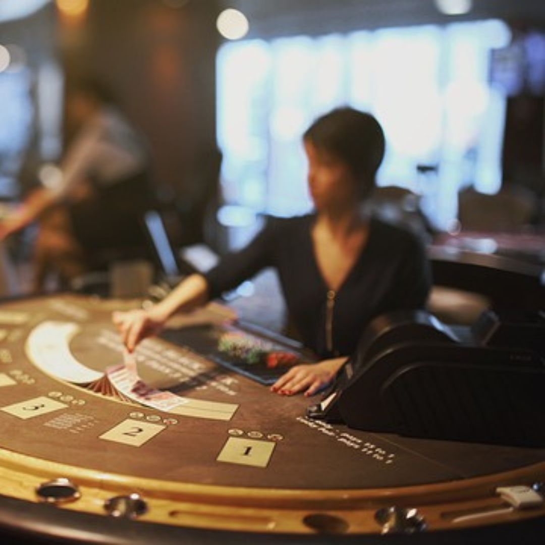 How Online Play Has Changed the Casino Dealer’s Outfit