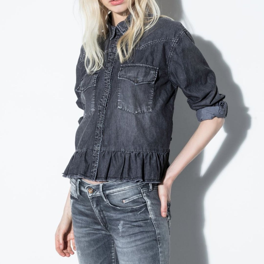 Let’s Explore What Goes Well With a Pair of Grey Jeans and a Khaki Outfit