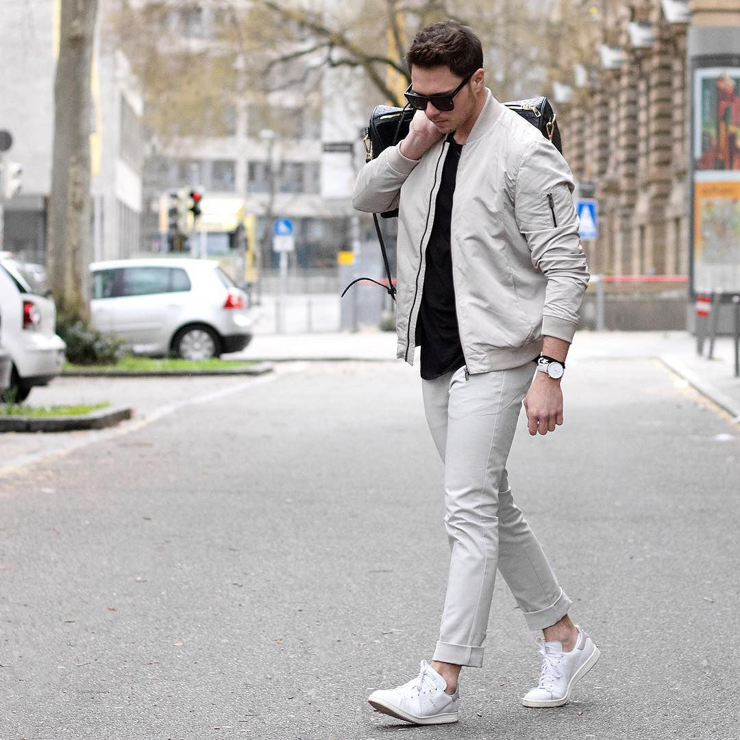 beige sneakers outfit men